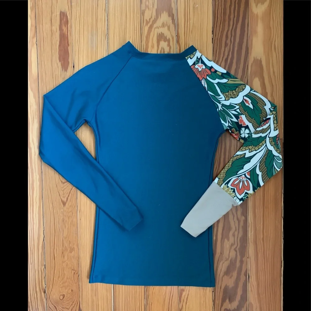 Seea Women’s Rashguard - Picture 10 of 10